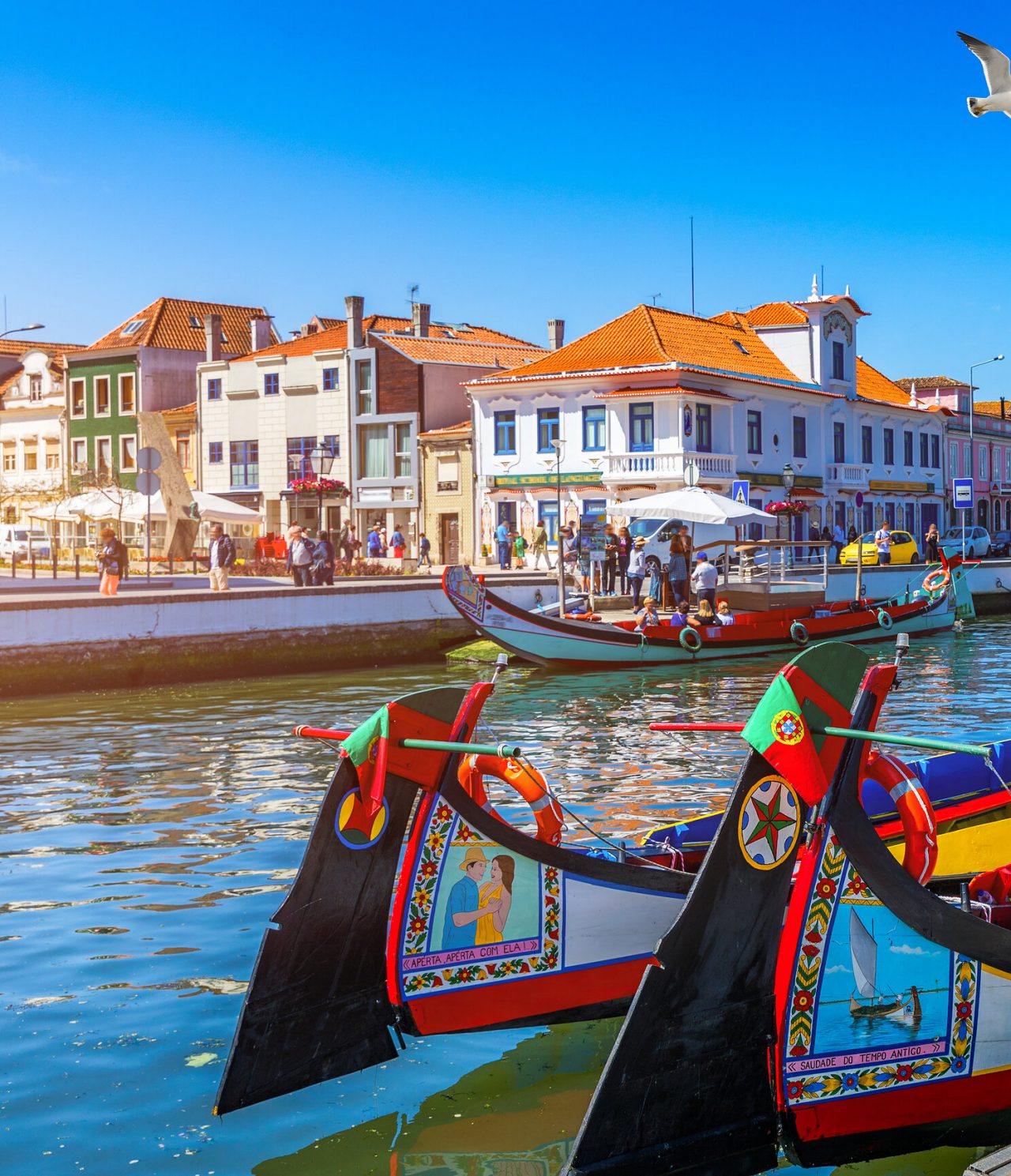 Los moliceiros de Aveiro se deslizan por los canales, mientras que los ovos moles endulzan la tradición local