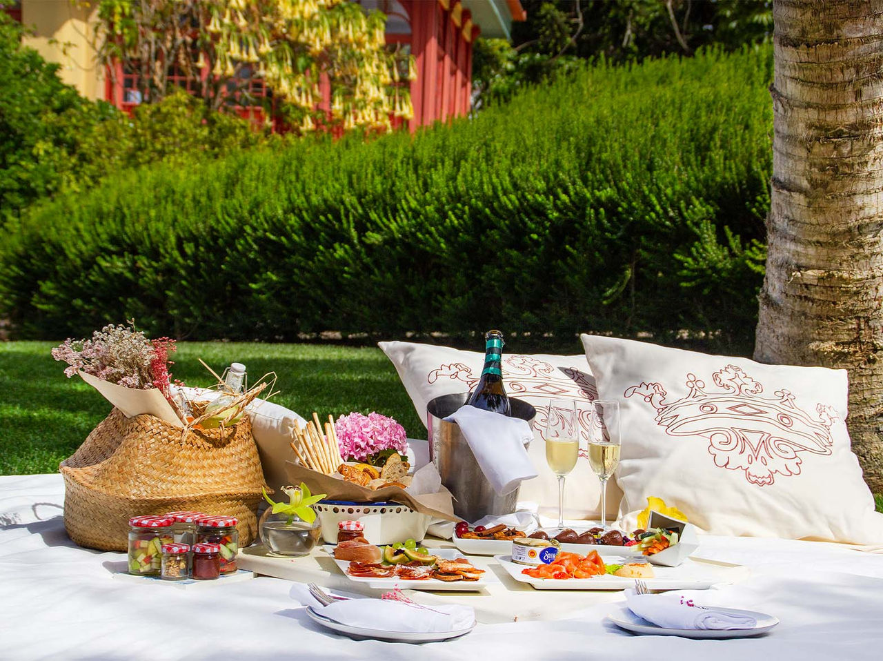 El restaurante Chic-Nic, del Hotel 5 Estrellas, Monumento Nacional, tiene un picnic con fruta, bebida y pan en el jardín