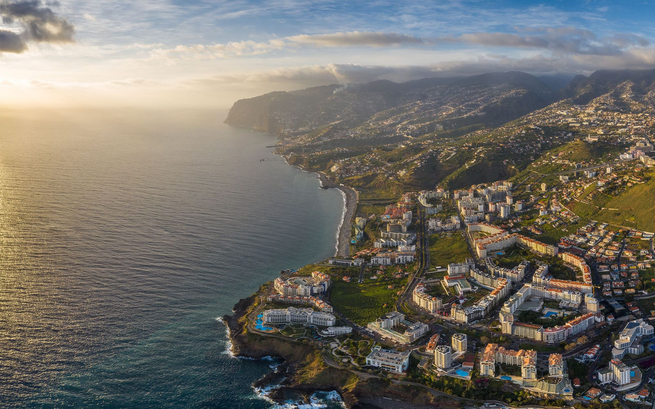Vista aérea de la ciudad de Funchal en Madeira, con áreas urbanas densas y montañas al fondo