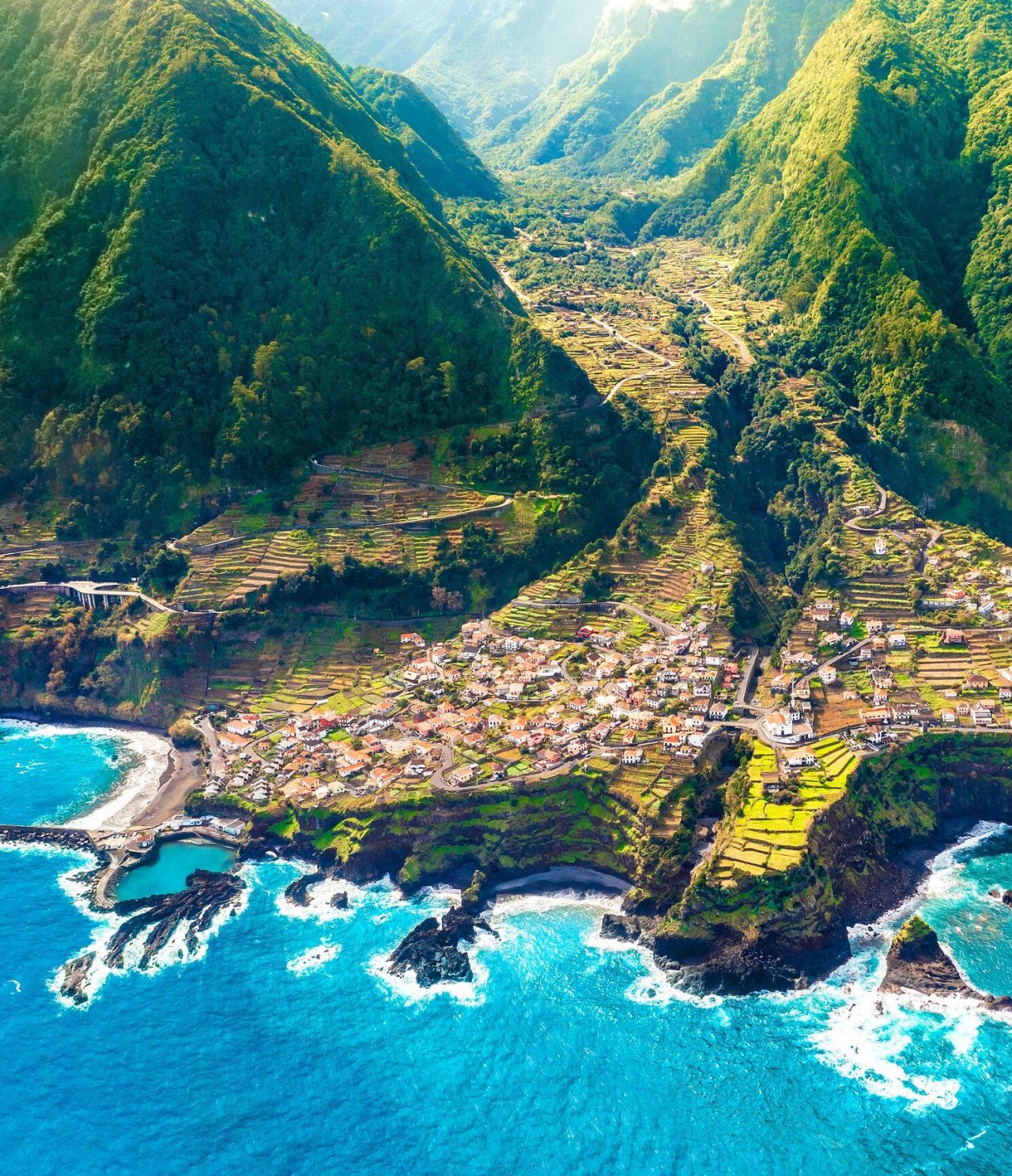 Vista aérea de una fajã en un valle, con inmensa vegetación