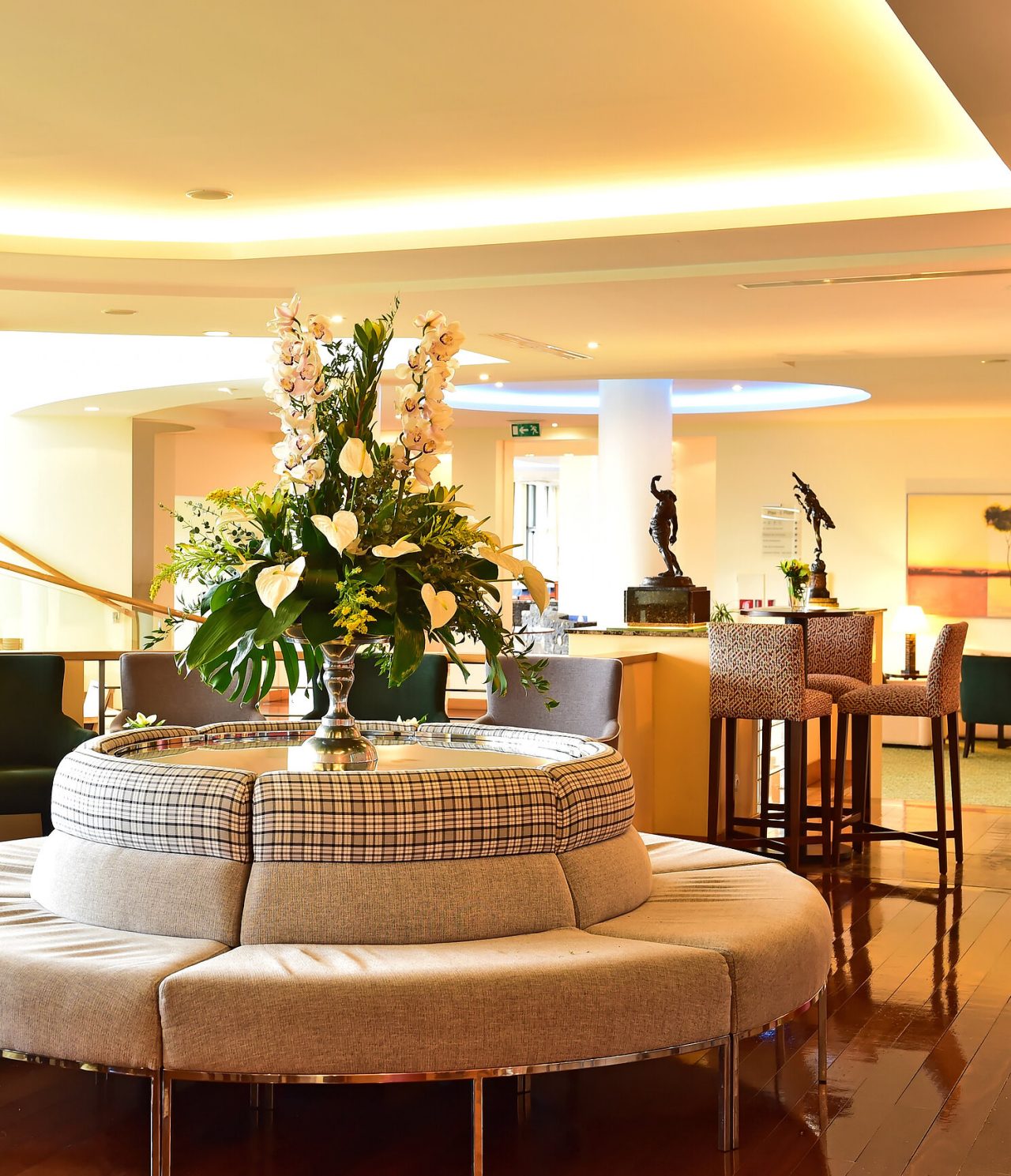 El Coast Bar, del Hotel 5 Estrellas en Funchal, Madeira, tiene un espacio para beber cócteles, con sofás y sillas