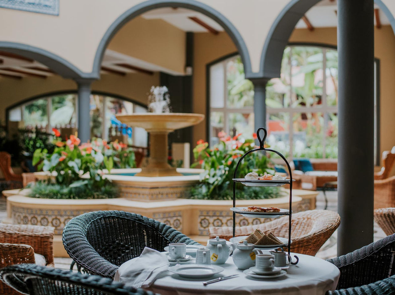Restaurante en Pestana Miramar, Hotel en Madeira Cerca de la Playa, con Piscina, con mesas junto a una fuente
