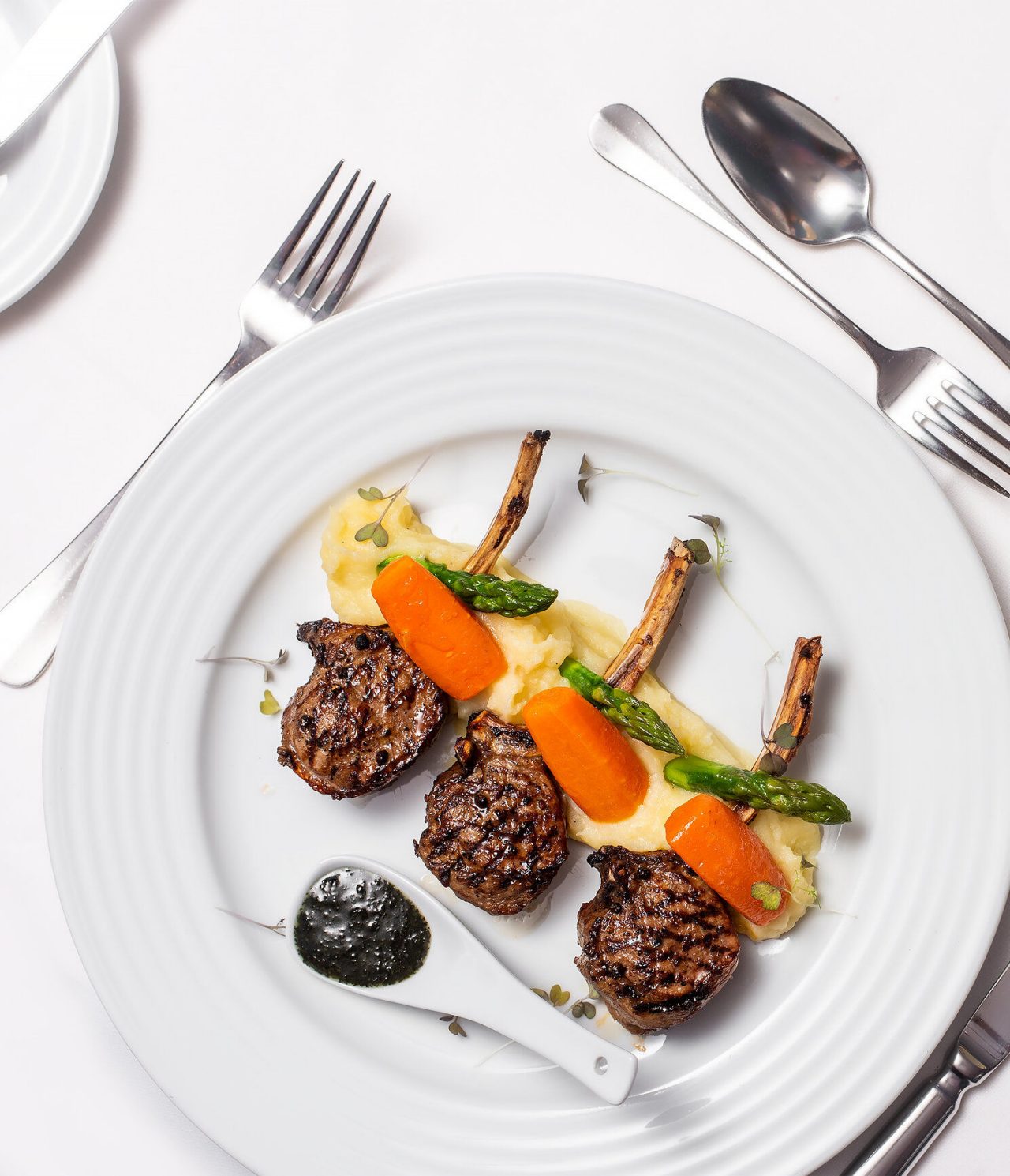 Restaurante del Pestana Miramar Hotel en Madeira Cerca de la Playa, con Piscina con plato de cordero y verduras