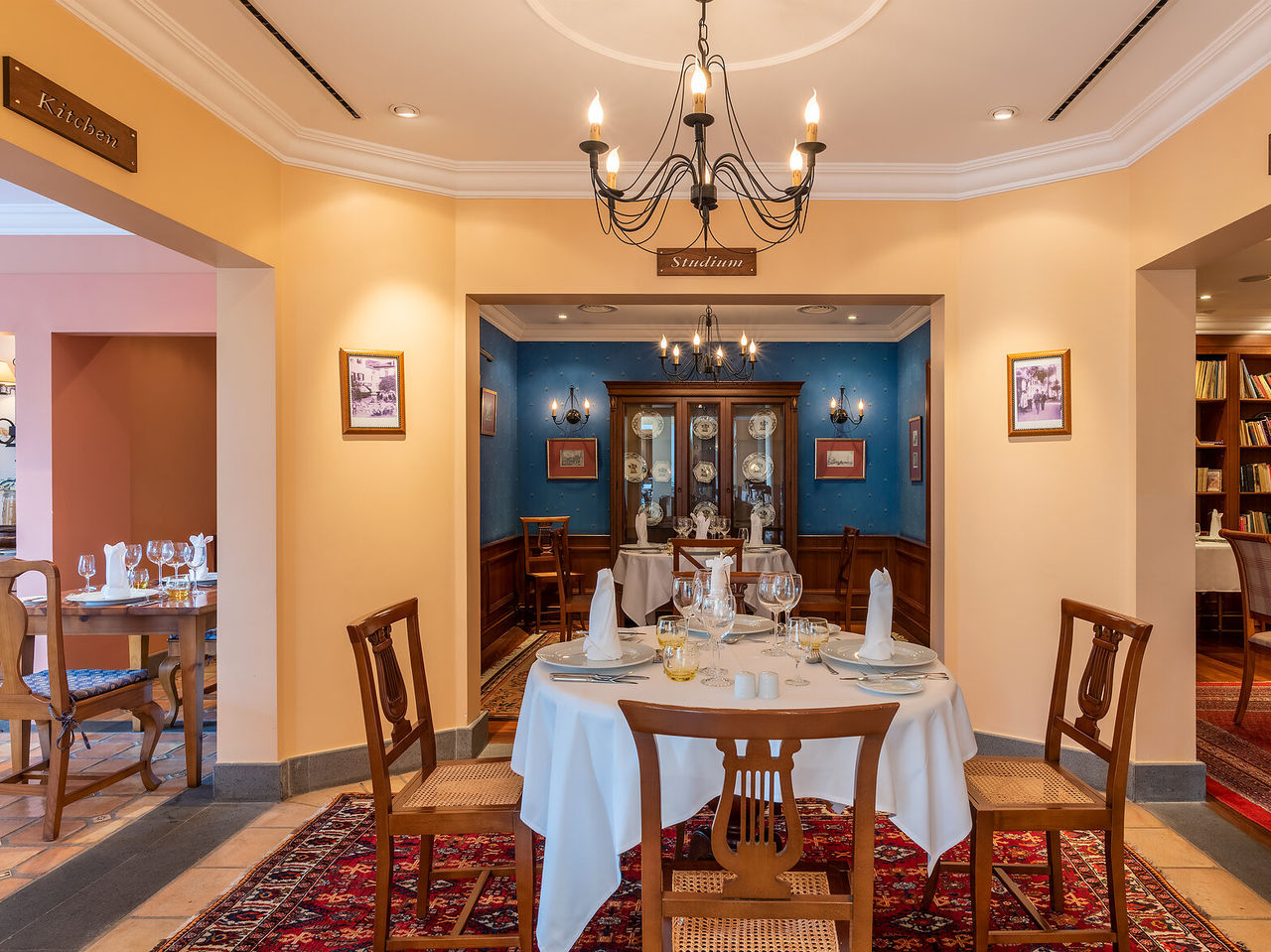 Restaurante del Pestana Miramar Hotel de 4 Estrellas Cerca del Centro de Funchal con mesas y lámparas clásicas