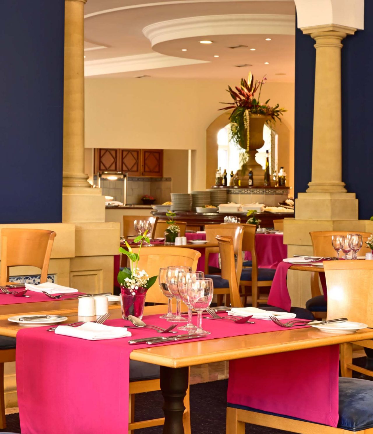 Restaurante del Pestana Miramar Hotel en Madeira Cerca de la Playa, con Piscina con mesas y buffet