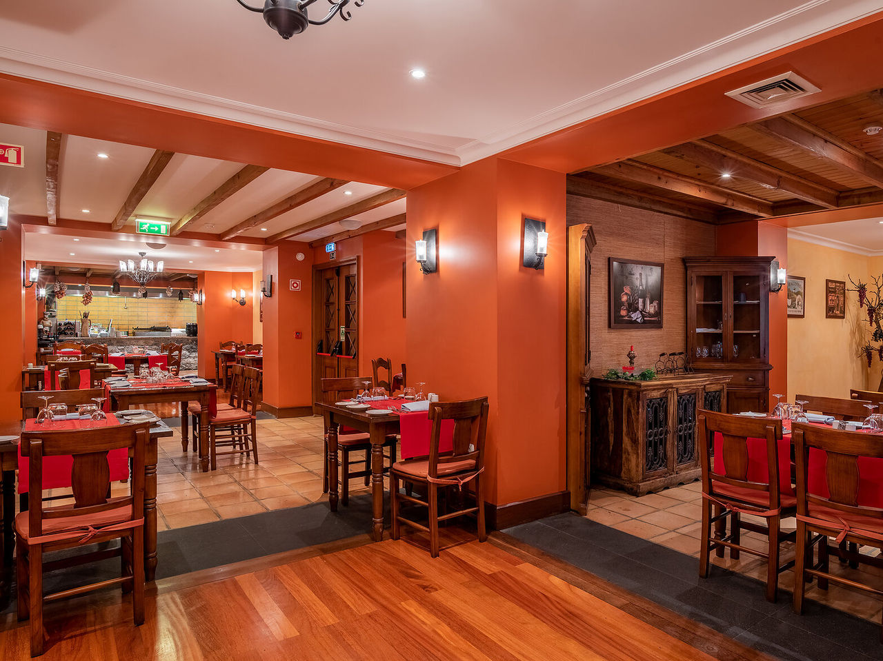 Restaurante del Pestana Miramar Hotel en Madeira Cerca de la Playa, con Piscina con mesas de madera y luces cálidas