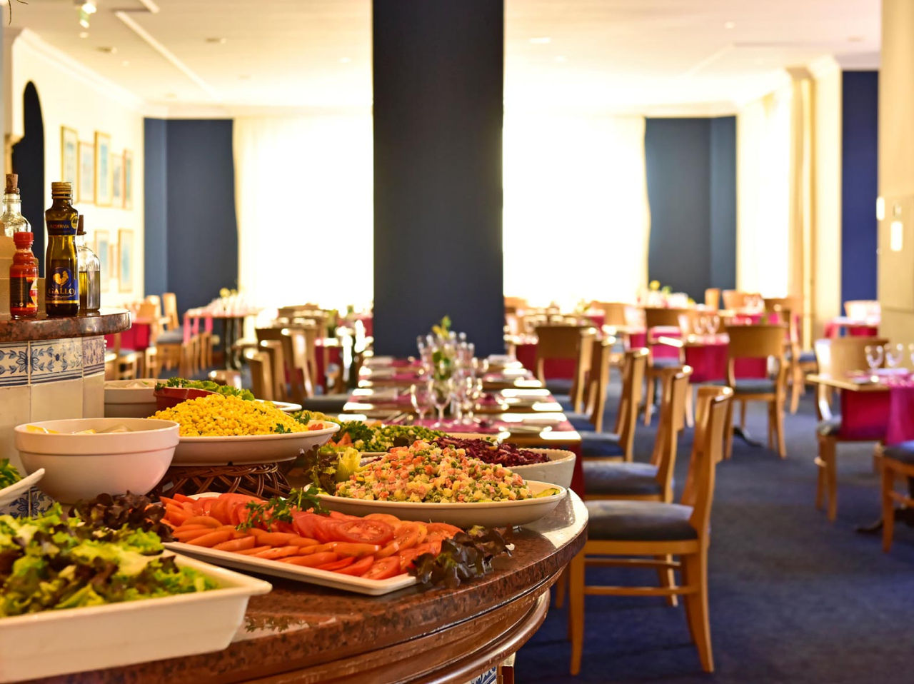Restaurante del Pestana Quinta Perestrello Hotel con Encanto en Madeira con bufé y mesas iluminadas