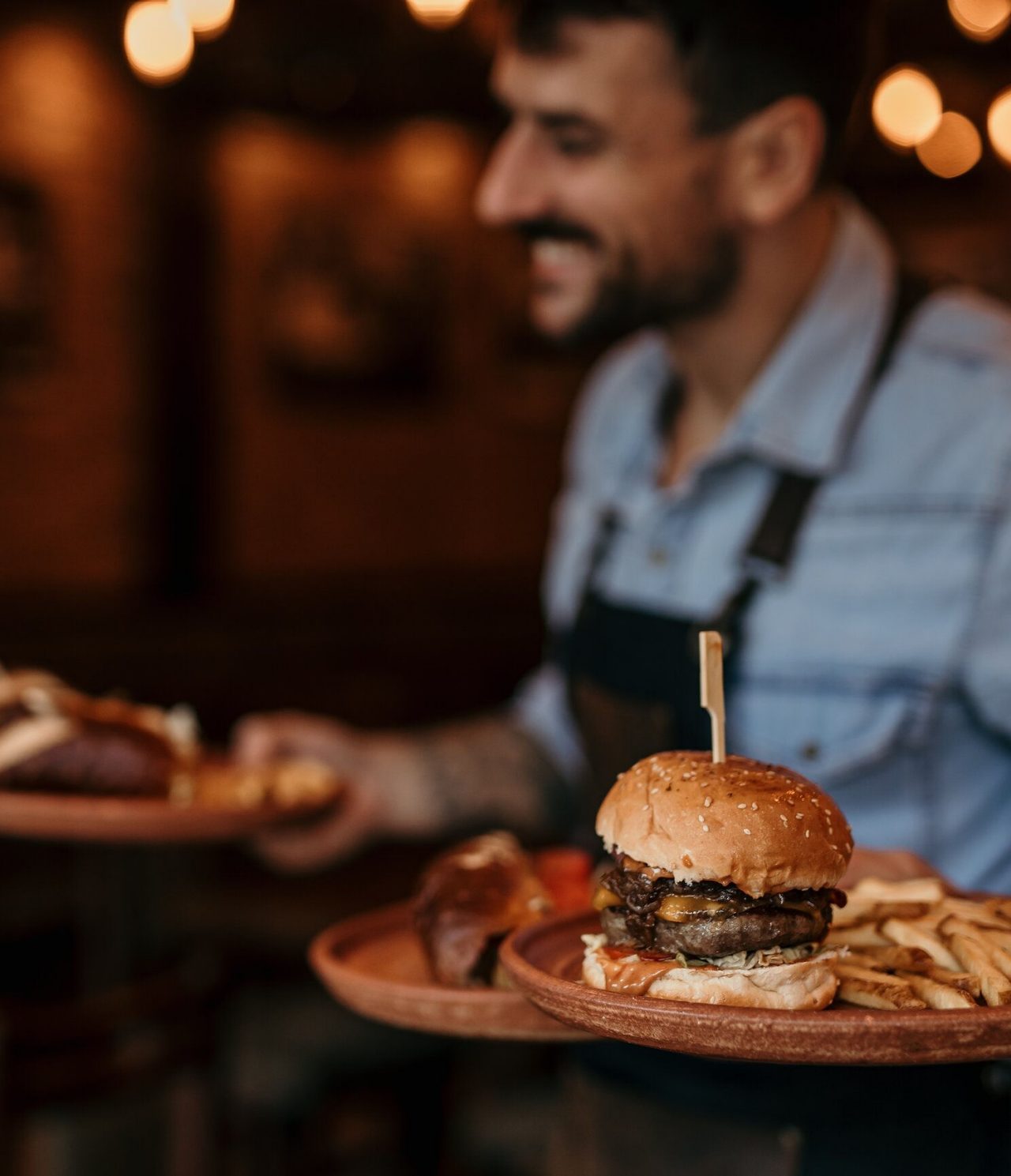 Restaurante del Pestana Quinta Perestrello Hotel con Encanto en Madeira con hamburguesa y patatas servidas