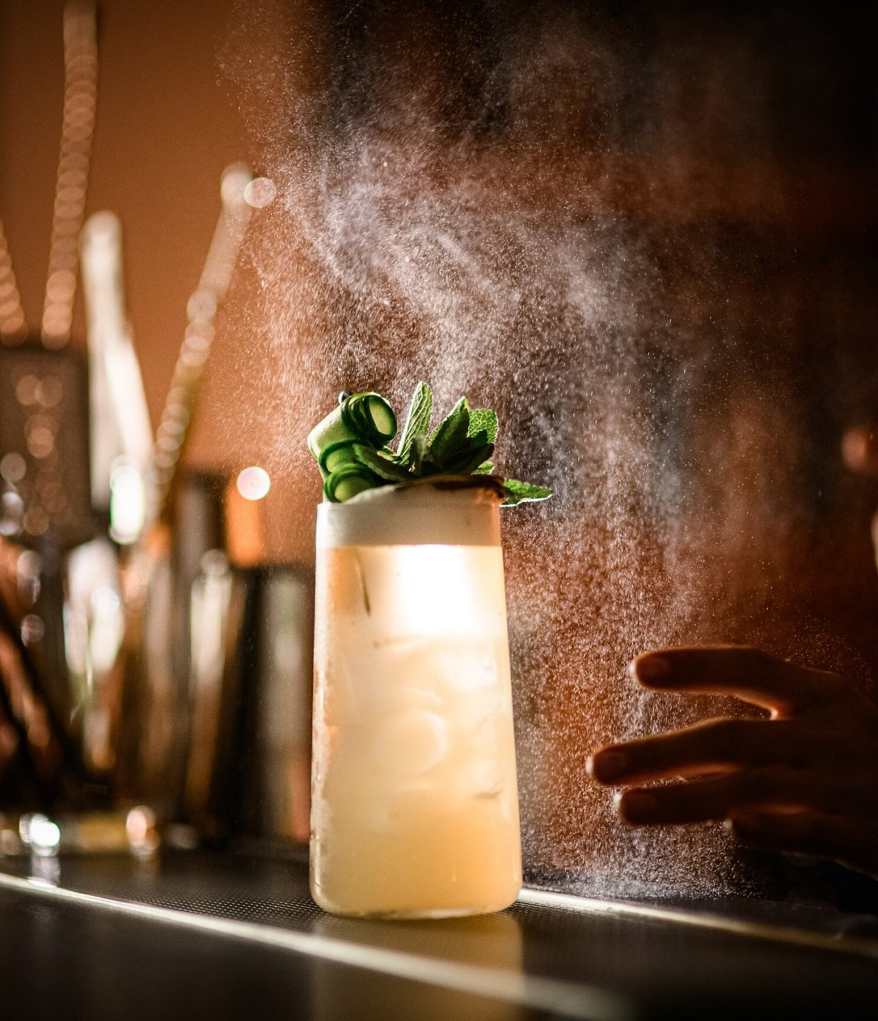 El bar A Fonte del hotel romántico en Funchal, Madeira, tiene un cóctel amarillo con pepino y menta