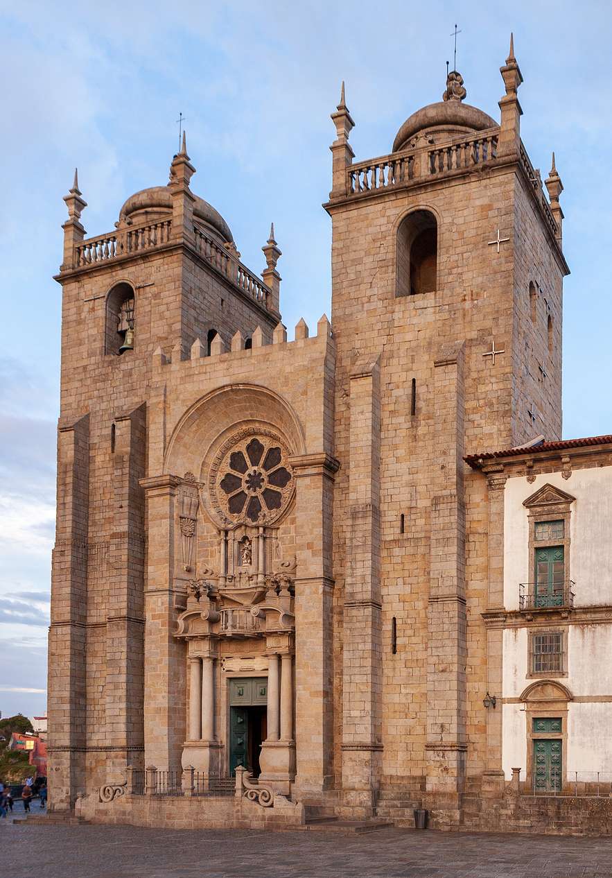 Hospédate en Pestana Vintage Porto y visita la icónica Sé de Oporto, con sus torres de piedra y vitrales