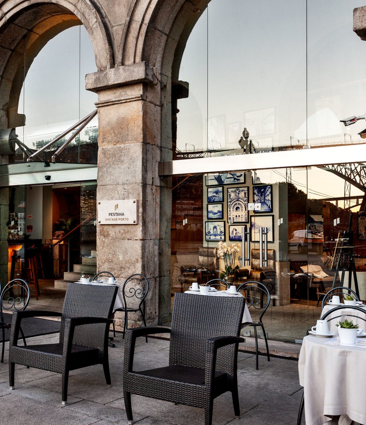 El bar Heritage del hotel 5 estrellas en el centro de Oporto, tiene una terraza exterior con sillas negras y mesas