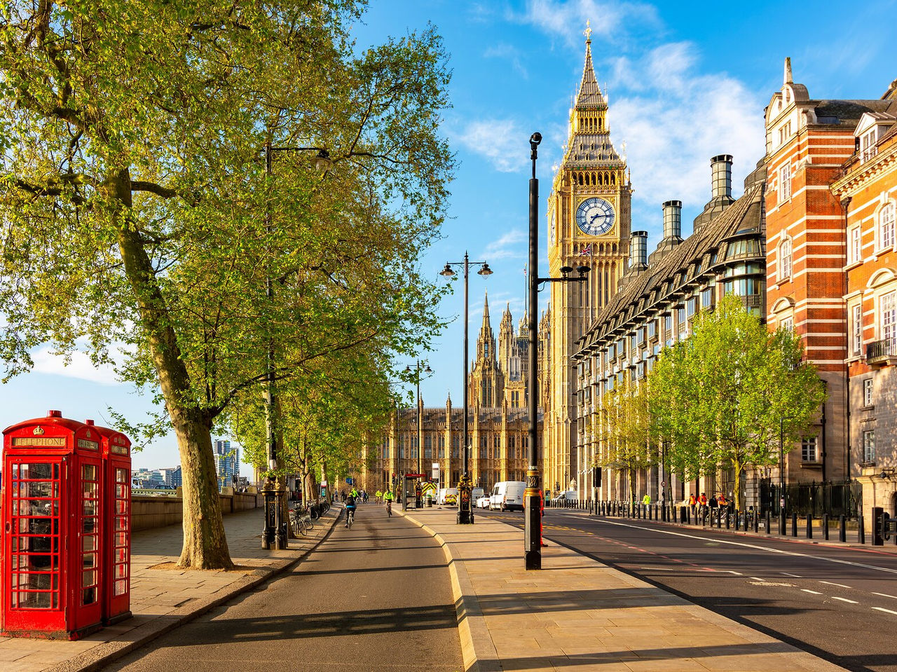 Vista desde la ribera del Támesis en Londres, con el Big Ben y el Palacio de Westminster al fondo, y una cabina telefónica