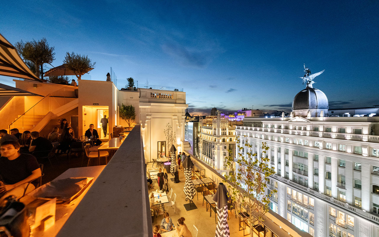 Vista panorámica de la terraza de Pestana CR7 Gran Vía, hacia los edificios icónicos de Gran Vía