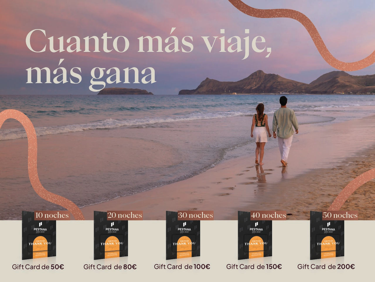 Pareja caminando por la playa al atardecer con montañas al fondo y mensajes promocionales de recompensas