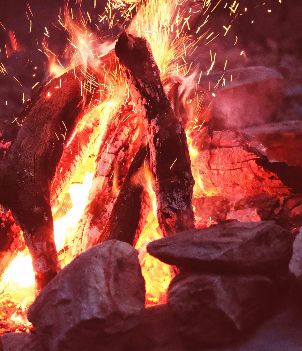 Le restaurant Boma, de l'hôtel 4 étoiles au Kruger Park, a un feu de camp pour se réchauffer