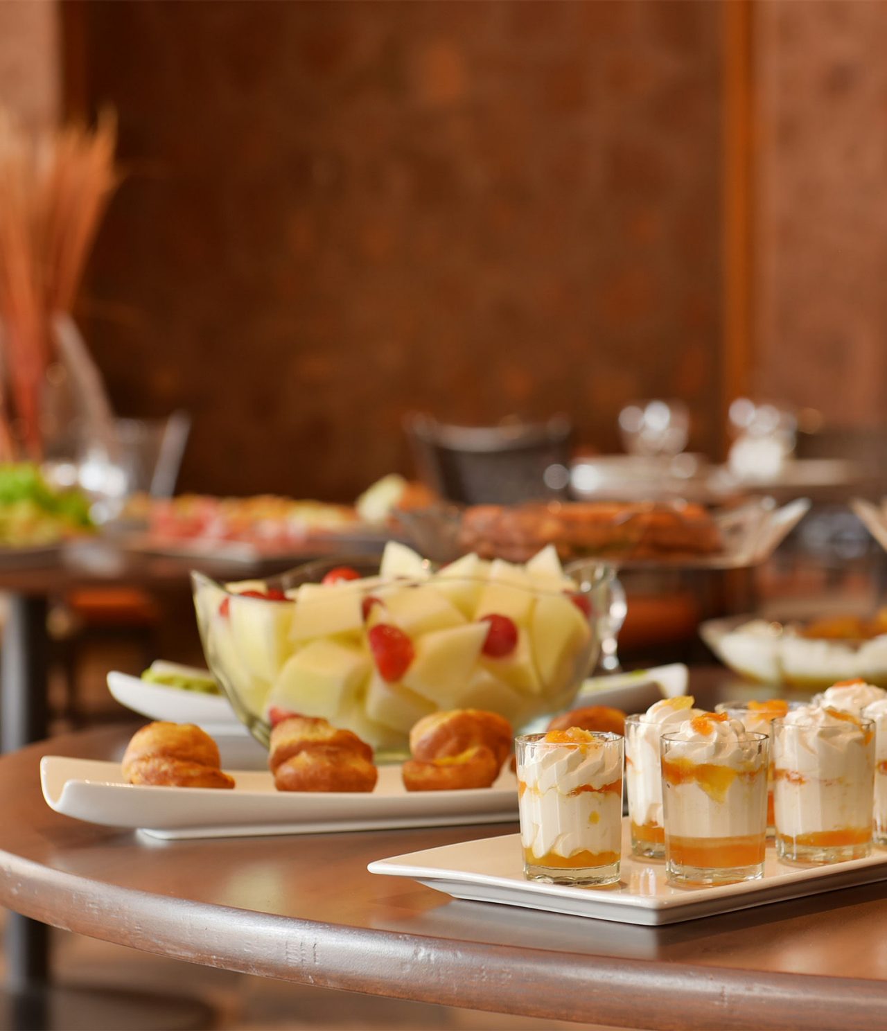 Le restaurant Créole, de l'Hôtel 4 Étoiles au Cap-Vert, propose salades de fruits et desserts en verre