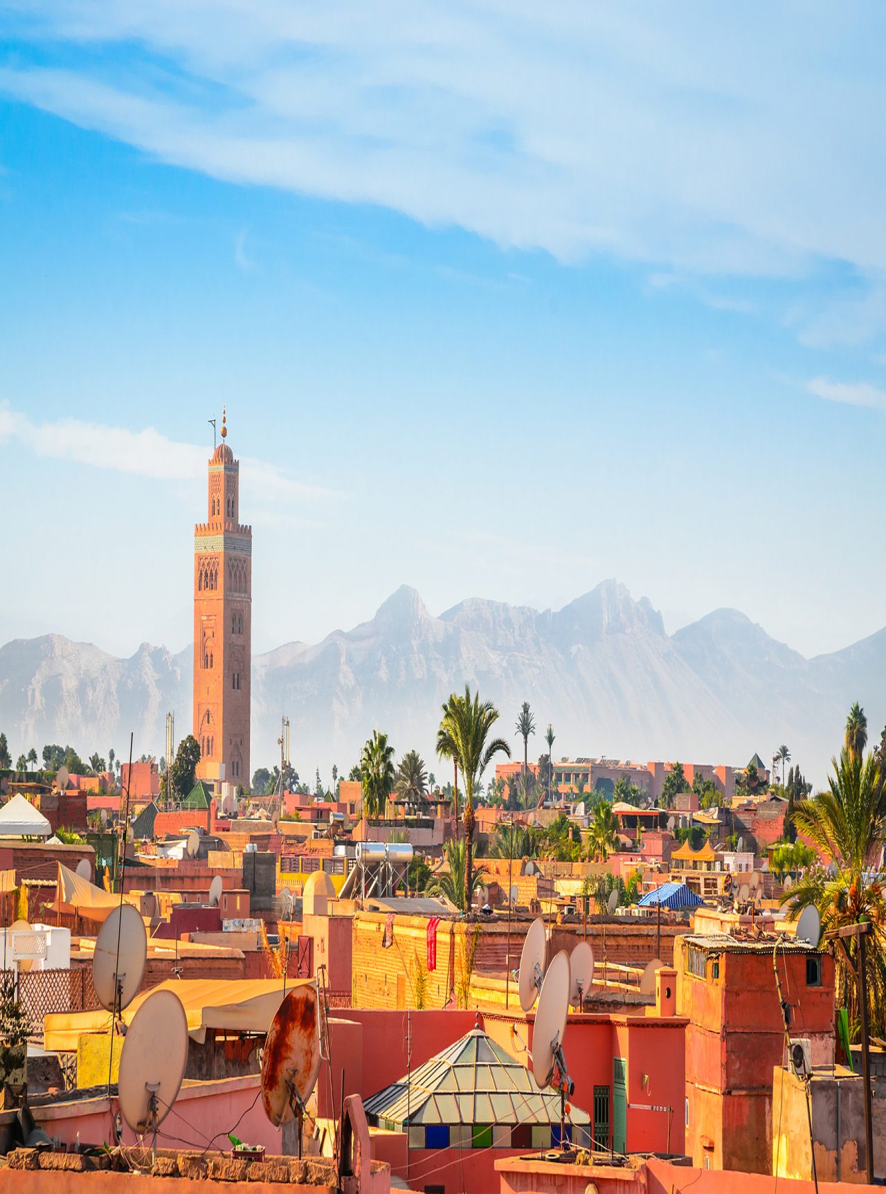 Vue aérienne du centre historique de Marrakech, avec la tour de la mosquée Koutoubia et les montagnes environnantes