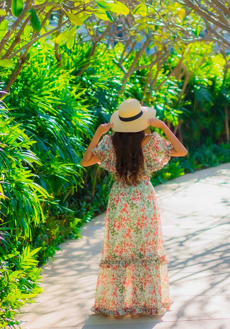 Une femme se promène à La Corniche, au milieu des arbres dans la nature