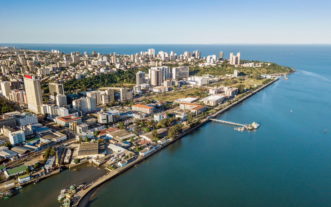 Vue aérienne de Maputo, capitale du Mozambique, avec diverses concentrations de bâtiments et la mer autour