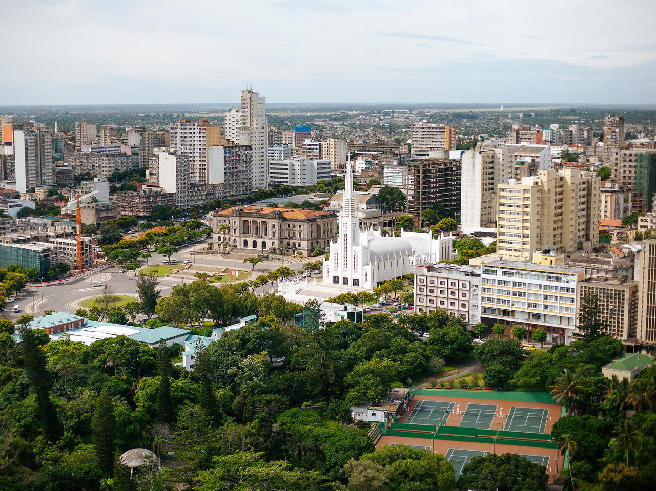 Vue sur la ville cosmopolite de Maputo, capitale du Mozambique, avec plusieurs bâtiments, une cathédrale et des espaces verts