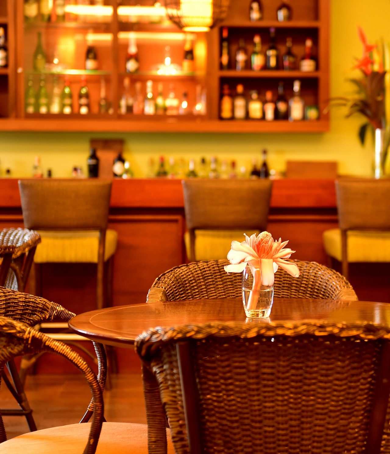 Le bar Uê D’Omale, du Resort 5 Étoiles à São Tomé, a des tables fleuries et propose cocktails et boissons