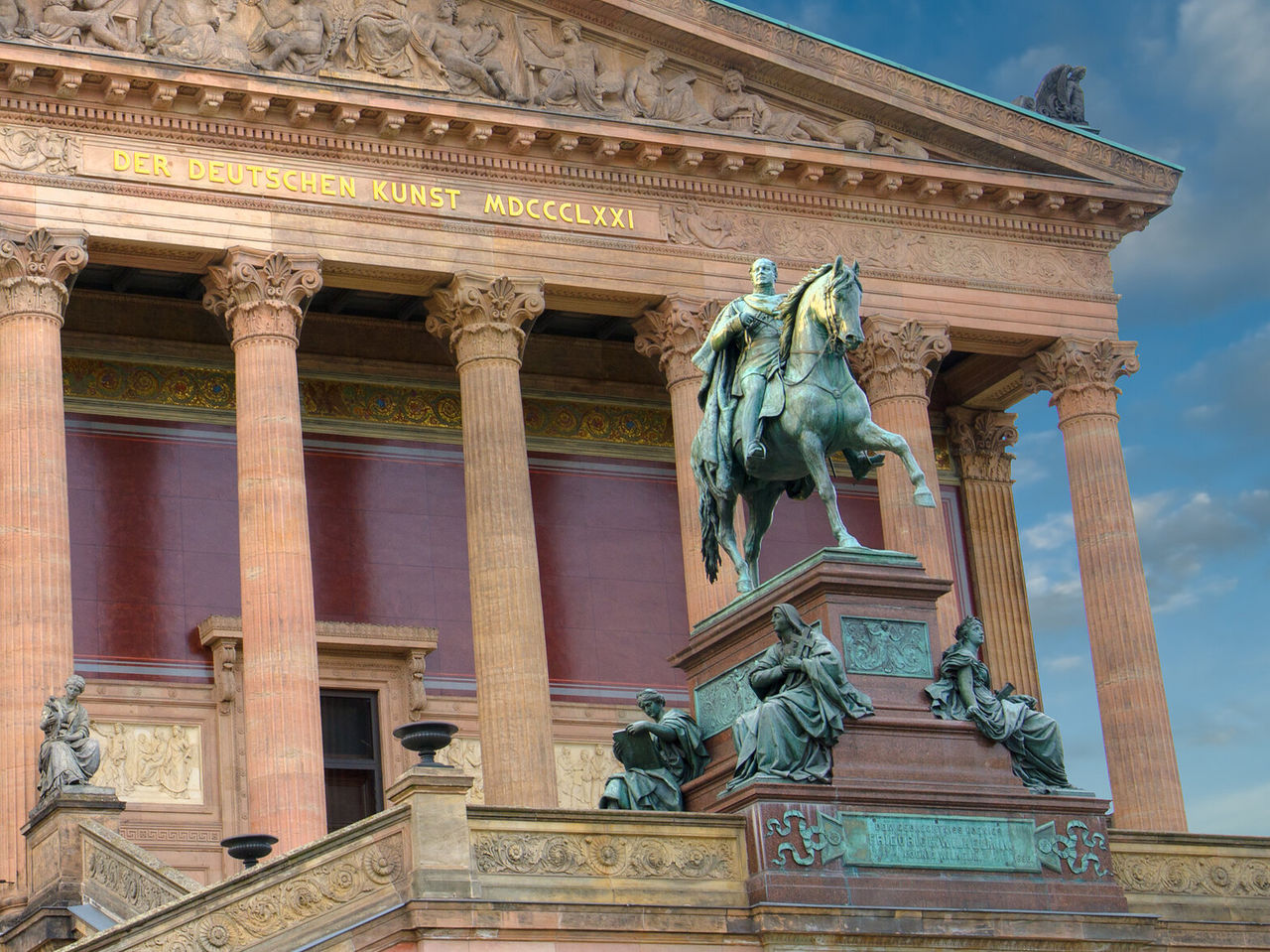 La façade de l'Alte Nationalgalerie à Berlin, avec son architecture néoclassique et une statue équestre devant