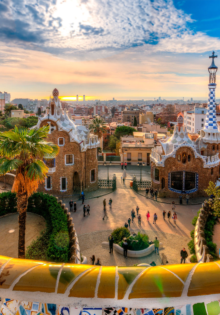 Le parc Guell à Barcelone est un parc coloré et unique, avec des mosaïques vibrantes et une architecture ondulante