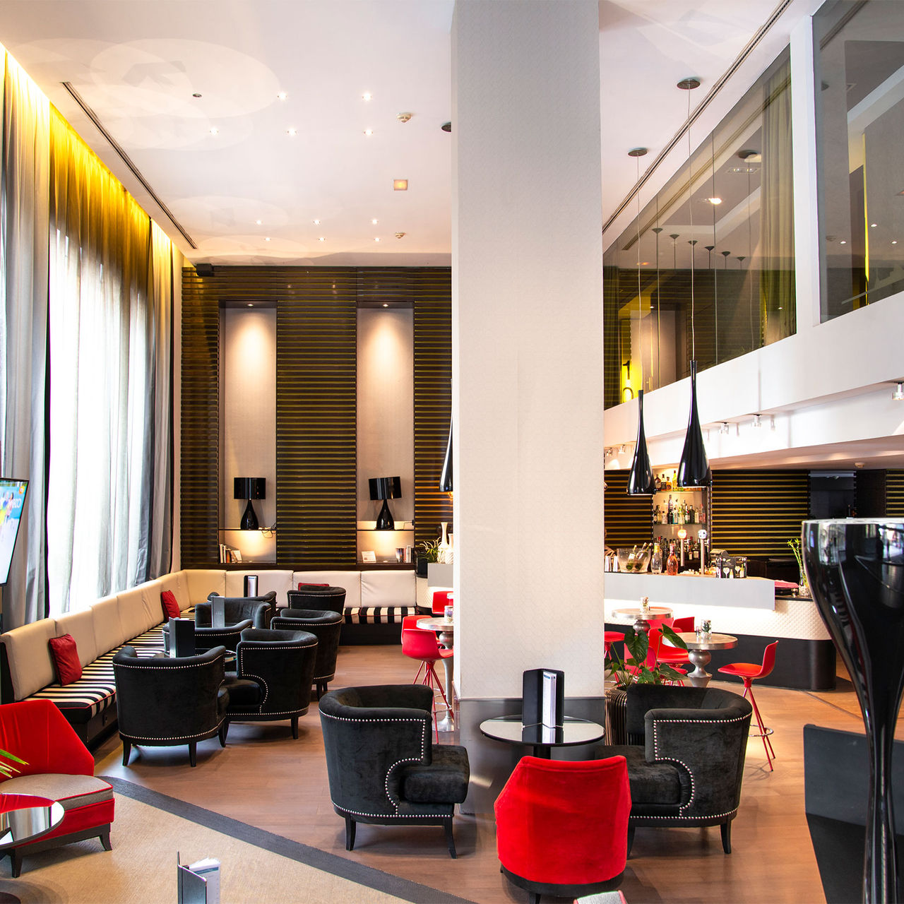 Restaurant du Pestana Arena Barcelona, décor moderne et chaises confortables pour savourer un repas