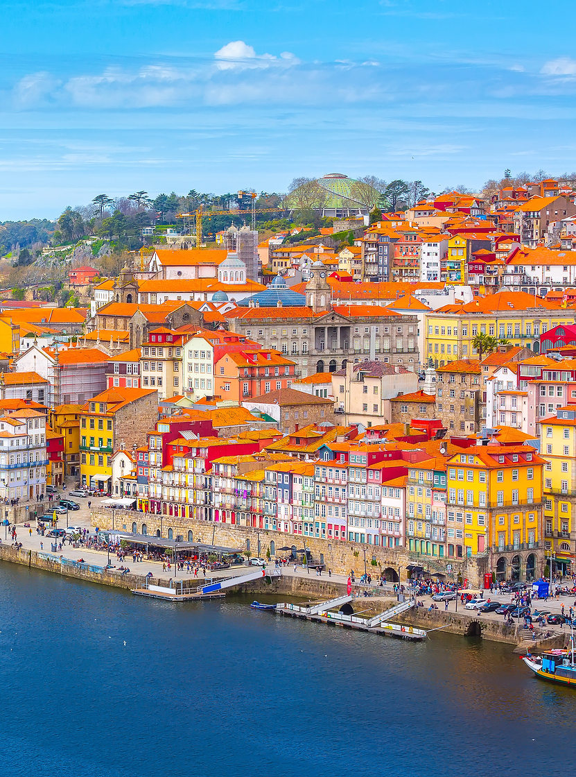 Des gens profitant de la vue de Ribeiro do Porto, le Douro et le pont Dom Luís I