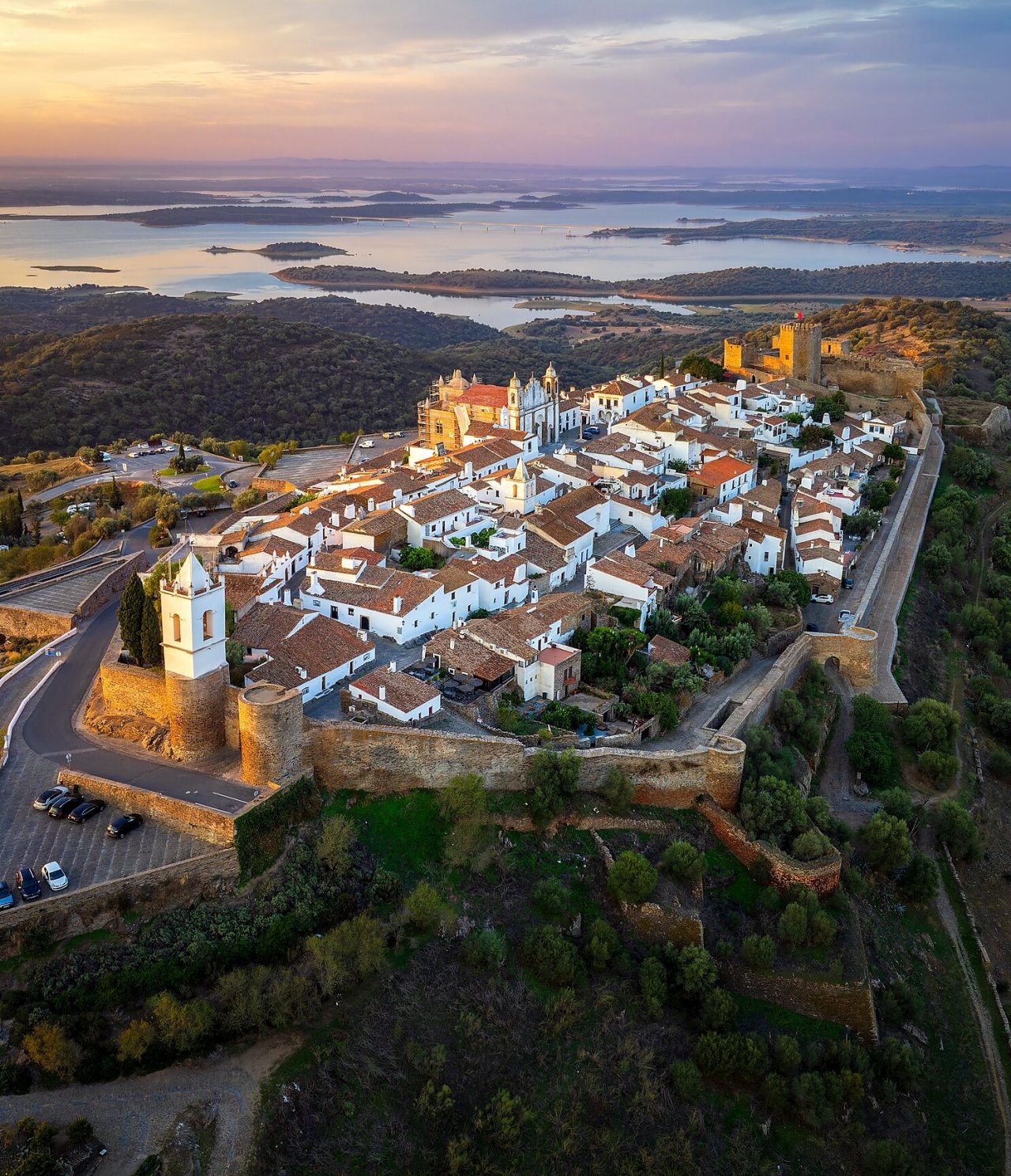 Vue aérienne de la colline de Monsaraz en Alentejo au coucher du soleil, avec un château, une cathédrale et le village