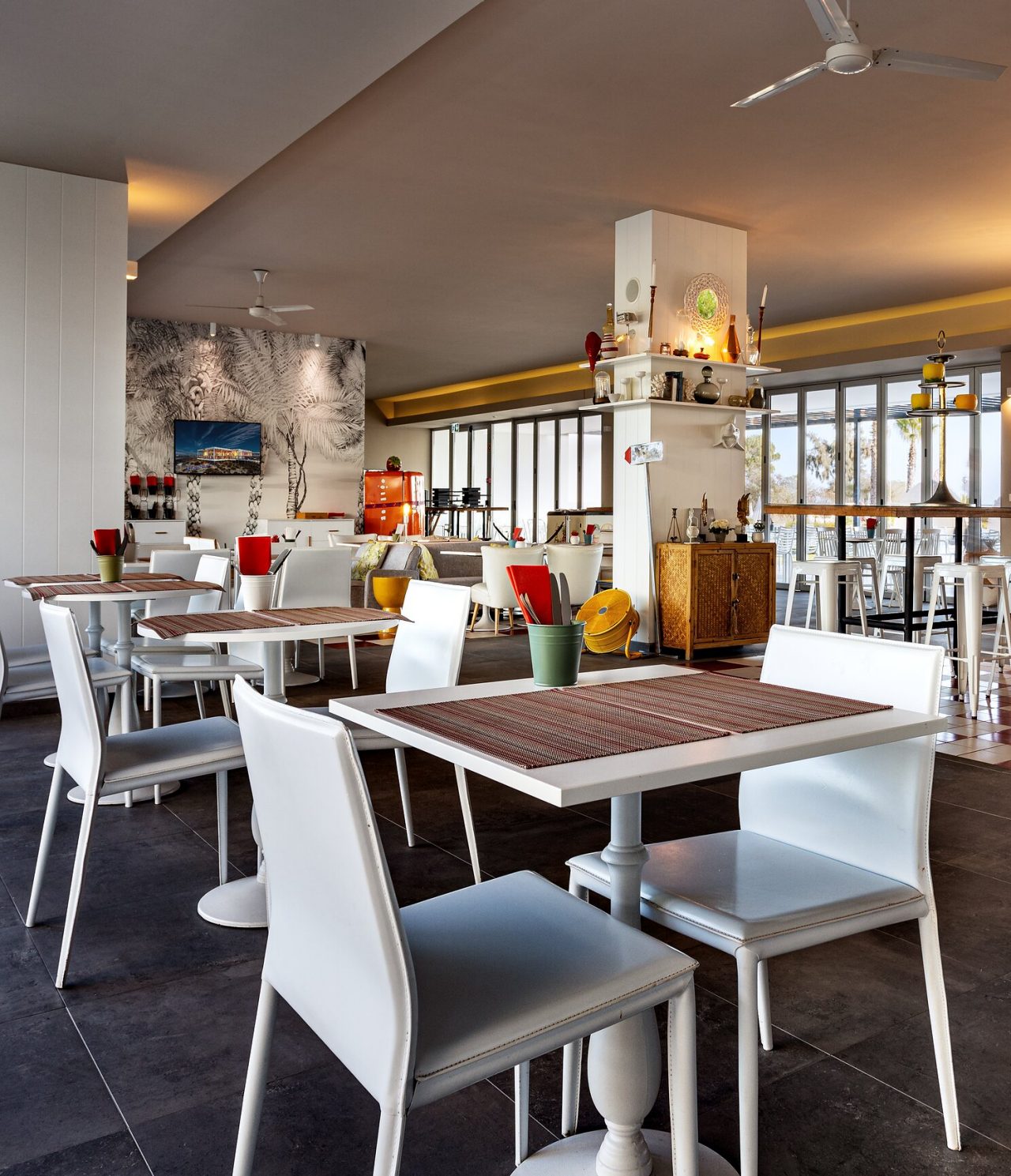 Le bar Sunset de l’hôtel premium en Algarve a une ambiance moderne et décontractée