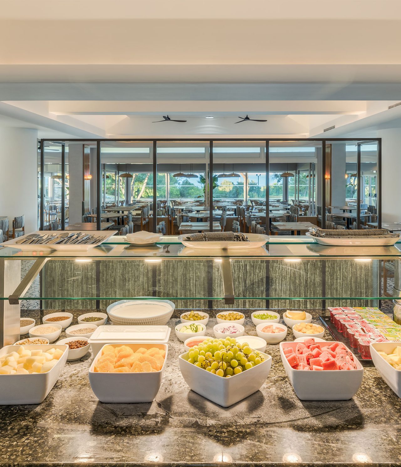 Le restaurant Acqua de l’hôtel tout inclus en Algarve a un buffet avec fruits variés et gelées