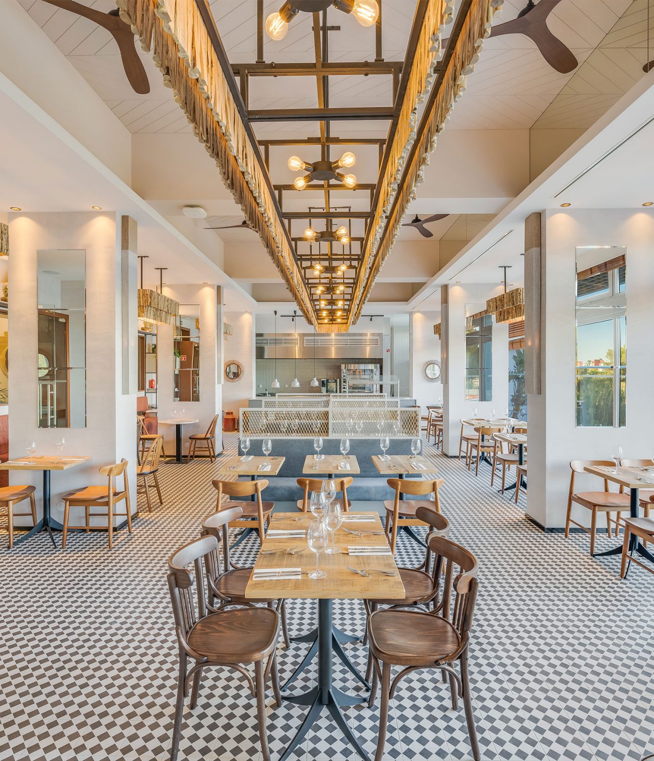 Le restaurant Fuego de l’hôtel tout inclus en Algarve a une décoration moderne avec des détails en paille