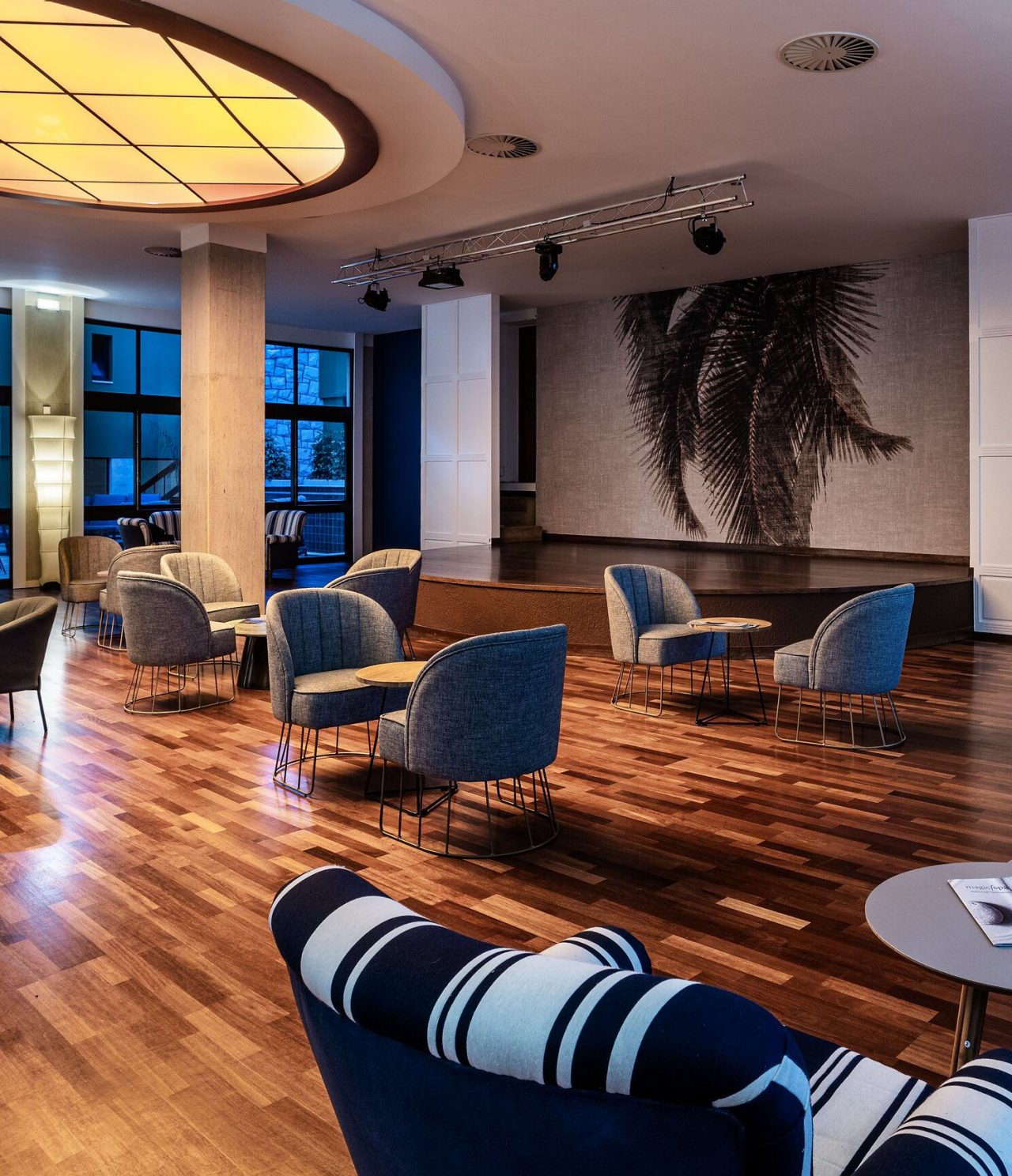Le bar du Príncipe, de l'hôtel 4 étoiles en Algarve, a des tables avec chaises rembourrées