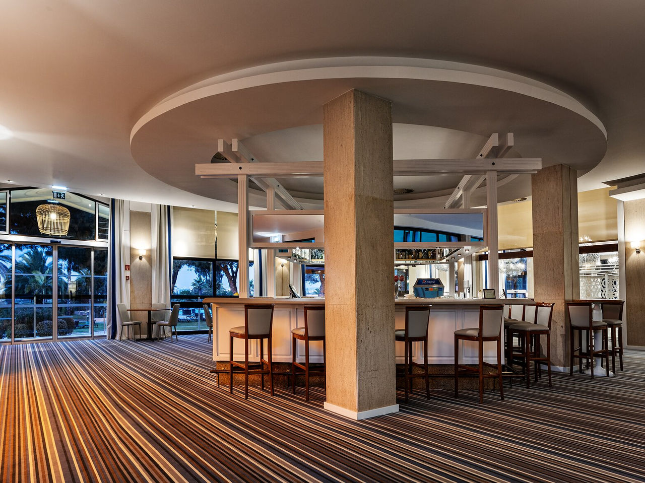 Le bar du Príncipe, de l'hôtel 4 étoiles en Algarve, a un espace avec chaises et un comptoir pour boissons