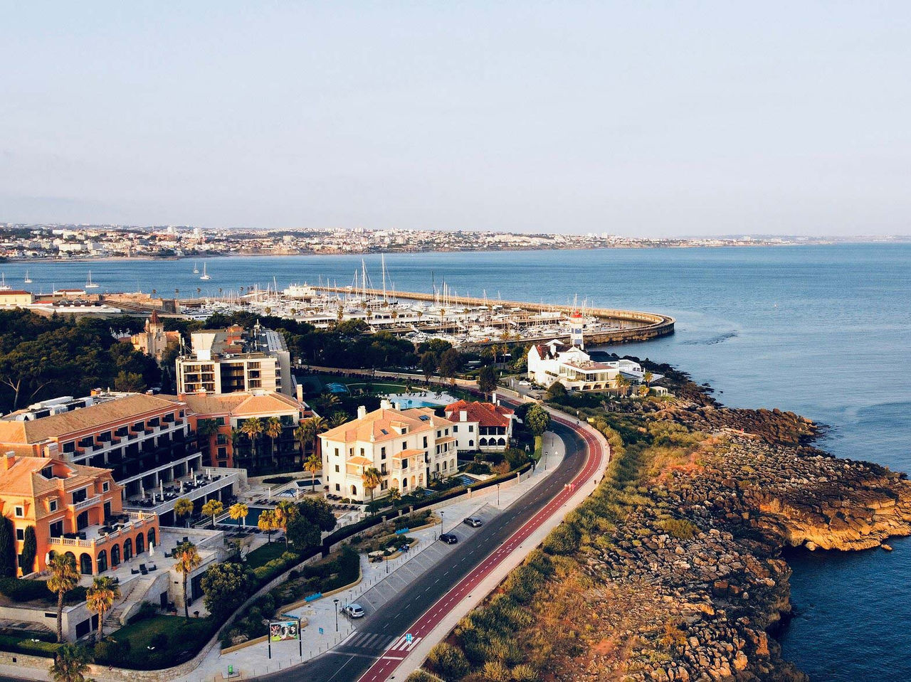 Séjournez dans des hôtels à Cascais, près de la plage, et admirez les paysages en bord de mer près de la marina.