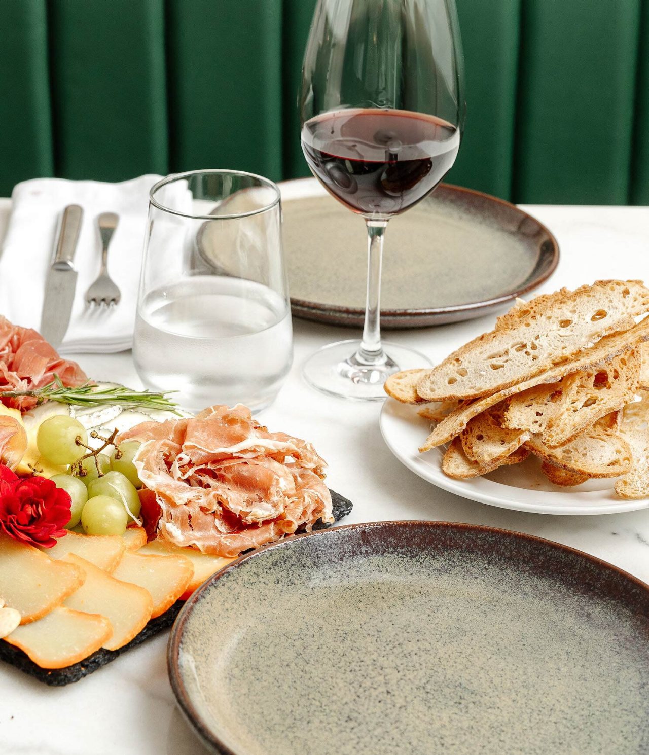 Le restaurant Taberna da Praça de l’hôtel 5 étoiles à Cascais sert des plateaux de charcuterie à accompagner de vin