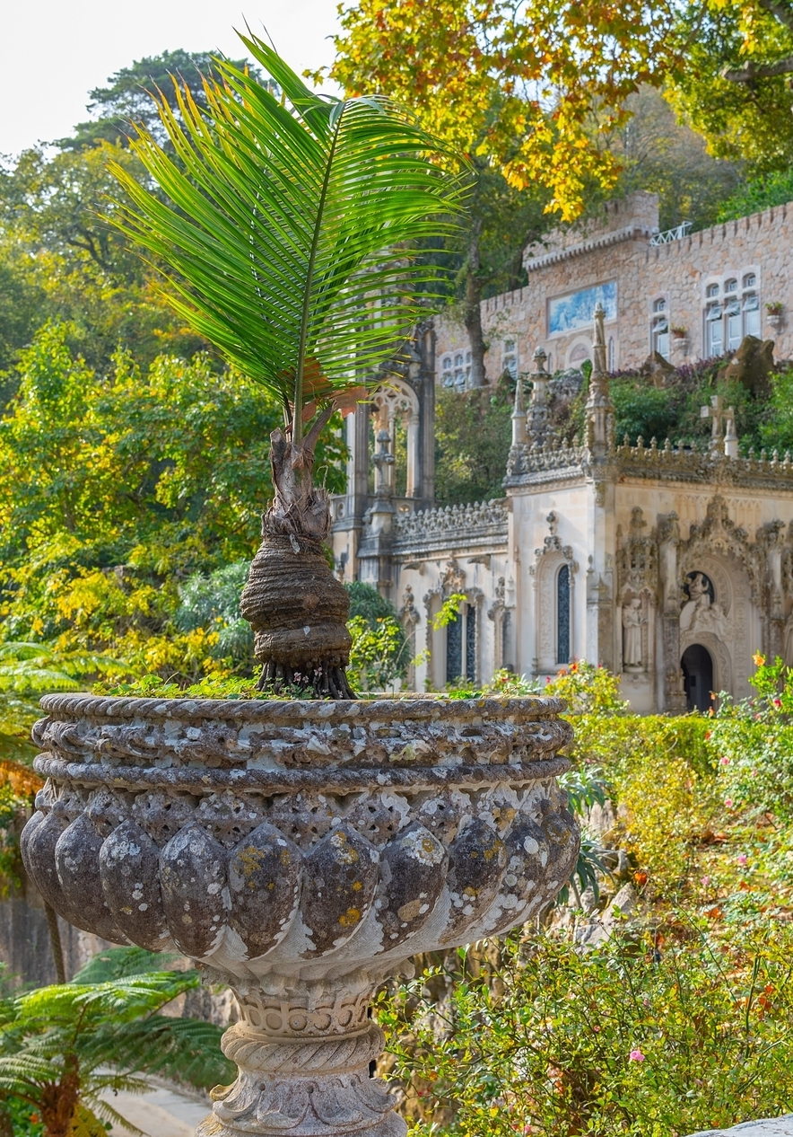 Quinta da Regaleira à Sintra, avec une façade ornée d'éléments gothiques et romantiques, entourée de verdure