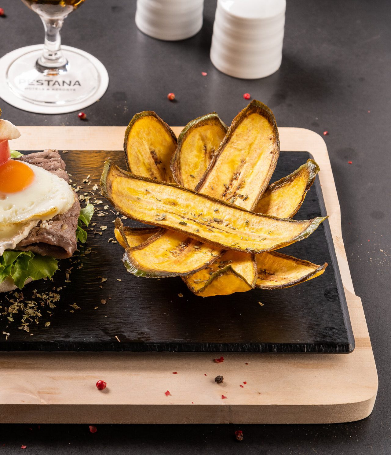 Le restaurant Mourisco, de l'Hôtel 4 Étoiles à Sintra, sert des repas rapides comme sandwich à la banane frite