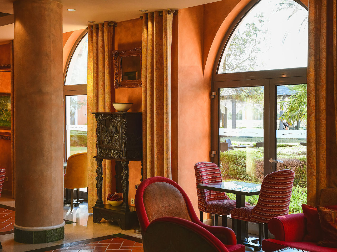 Le restaurant Mourisco, de l'Hôtel 4 Étoiles à Sintra, a tables, une colonne et fenêtre avec vue sur la piscine