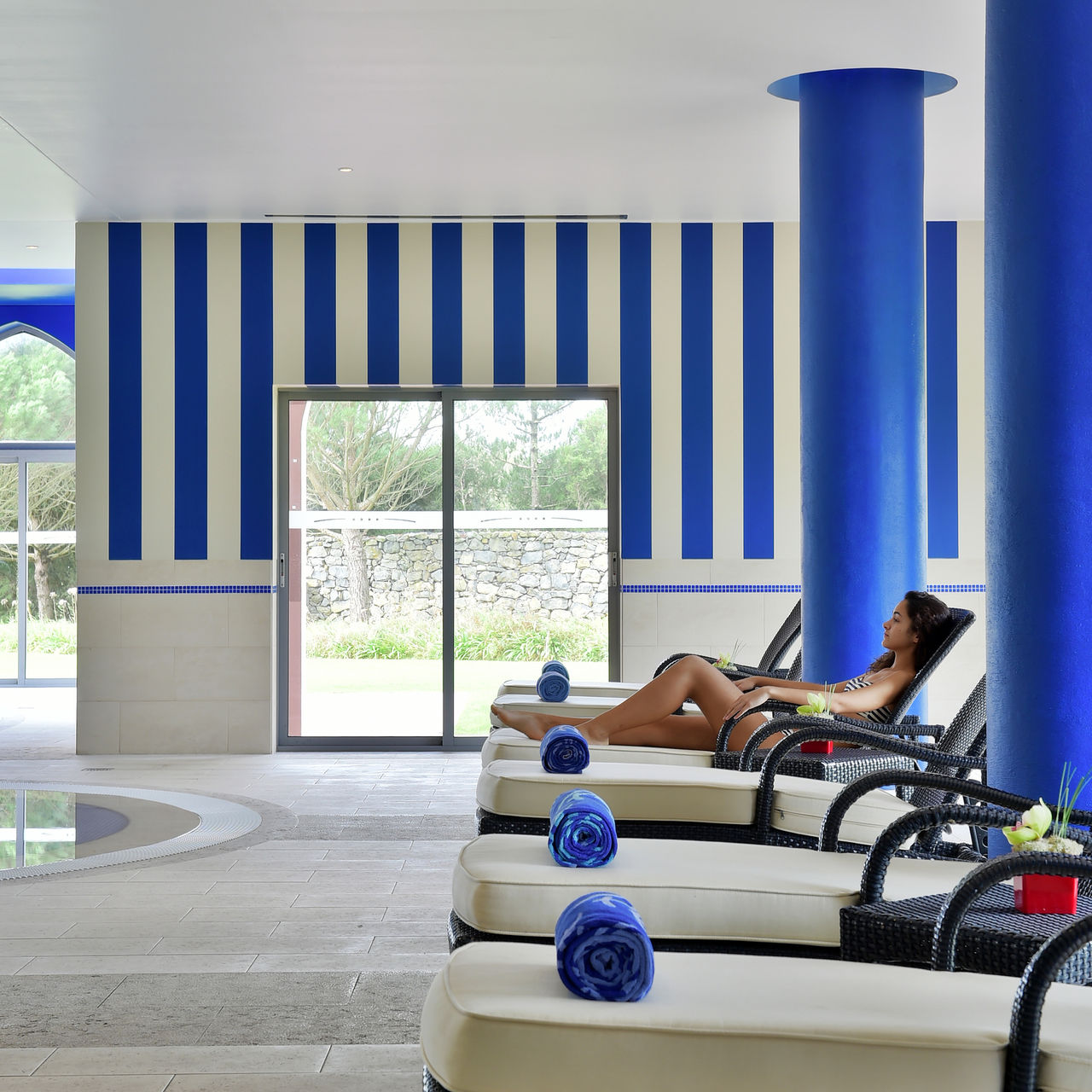 Piscine intérieure du Pestana Sintra Golf, un hôtel 4 étoiles à Sintra, avec transats rembourrés et serviettes bleues