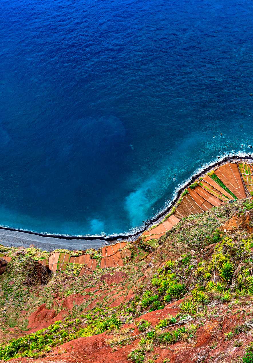 Séjournez au Pestana Carlton Madère et admirez la vue aérienne de Cabo Girão, avec l'océan d'un côté et la falaise de l'autre