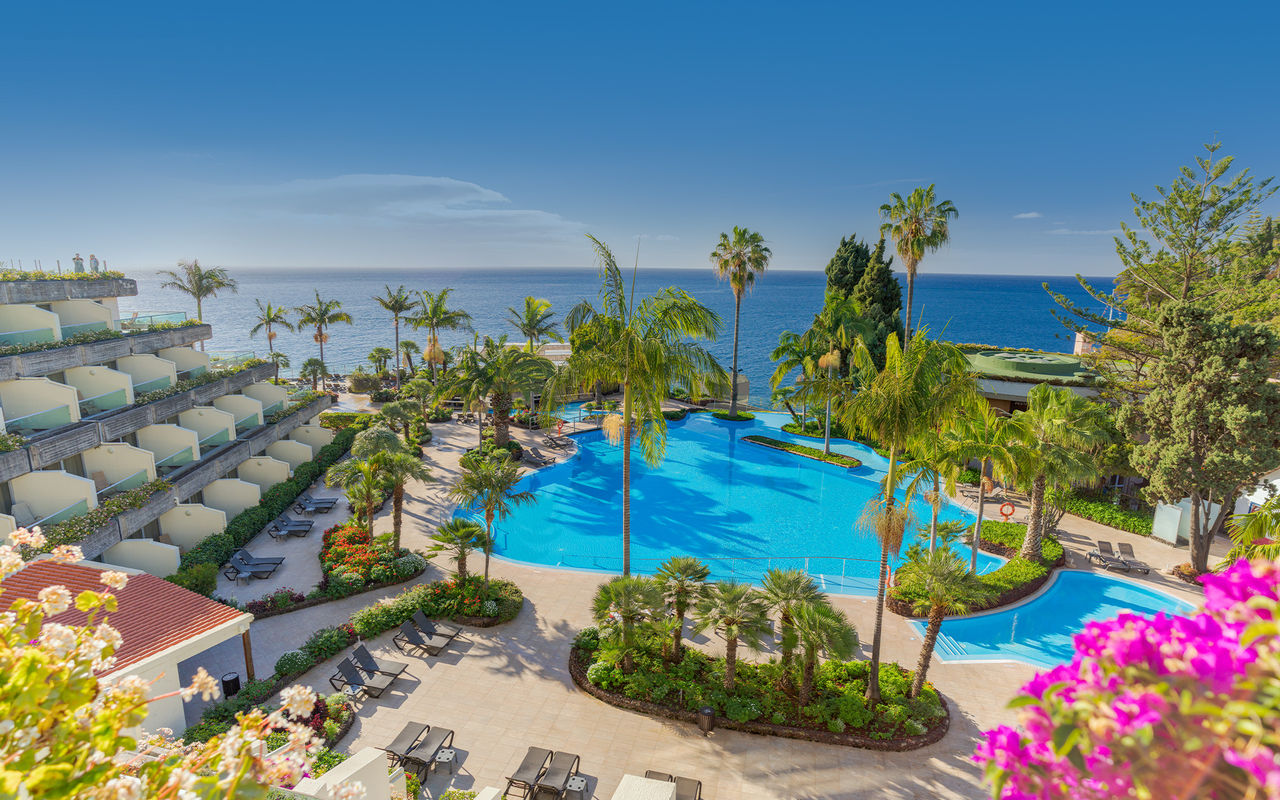 Vue extérieure de la piscine et du bâtiment du Pestana Carlton, un hôtel au centre de Funchal face à la mer