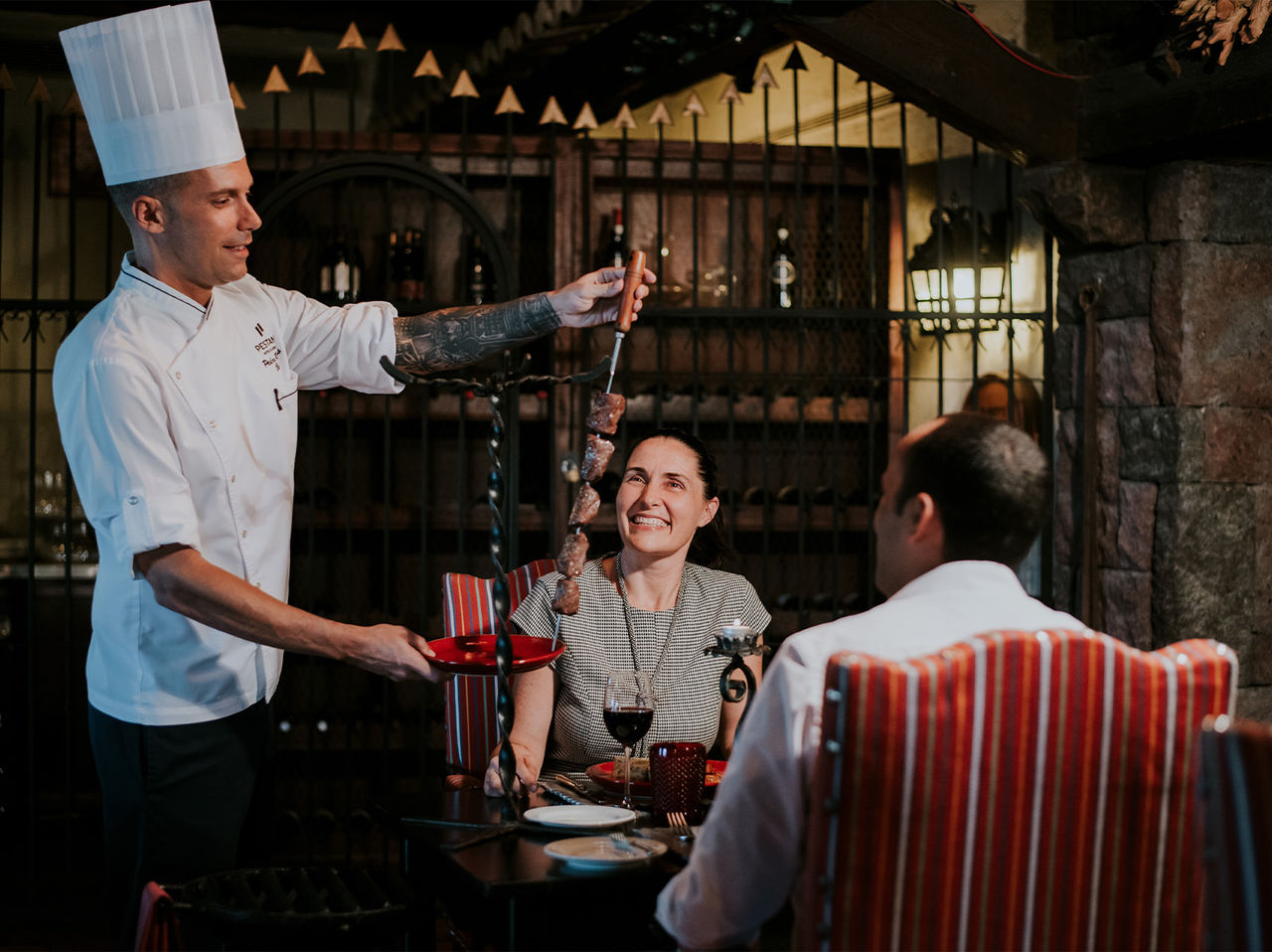 Le restaurant Taverna Grill de l’hôtel 5 étoiles à Madère a un chef servant des brochettes de viande typiques de la région