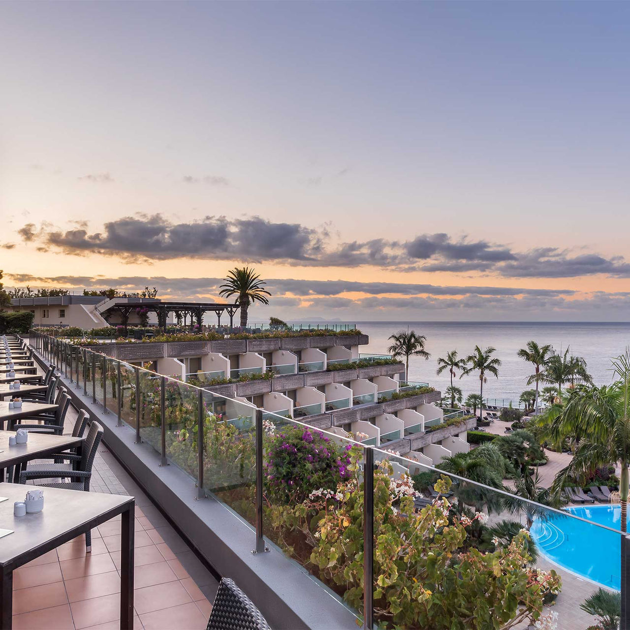 Terrasse d'un hôtel 5 étoiles à Madère, vue sur les balcons, la piscine et la mer