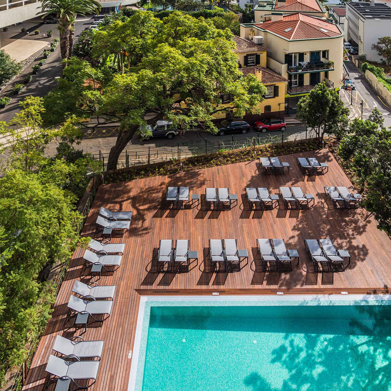 Vue aérienne de la piscine du Pestana Casino Studios, appartements au centre-ville avec transats