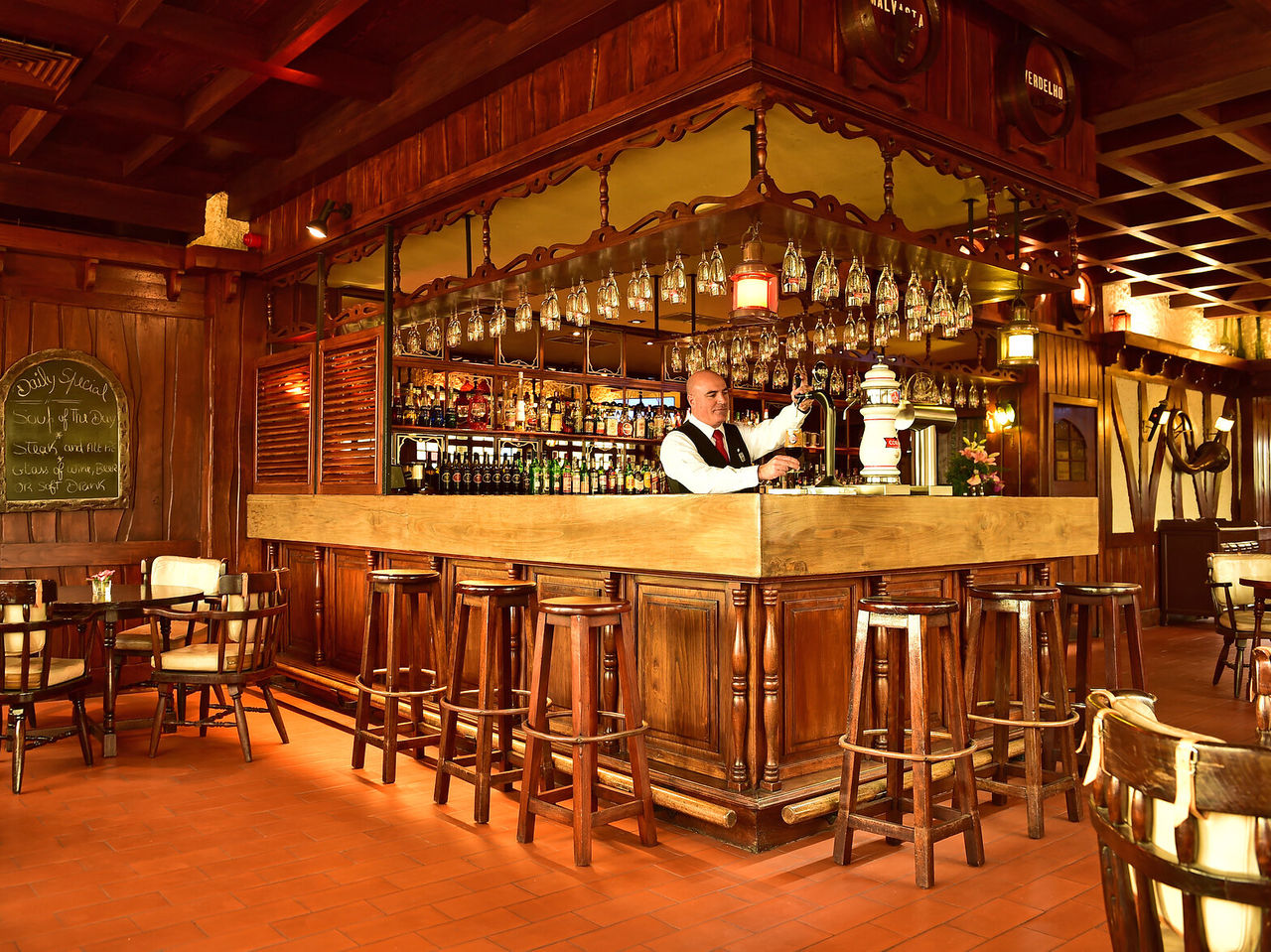 Bar du Pestana Madeira Beach Club Hôtel au Centre de Funchal, à Madère avec comptoir en bois et tabourets