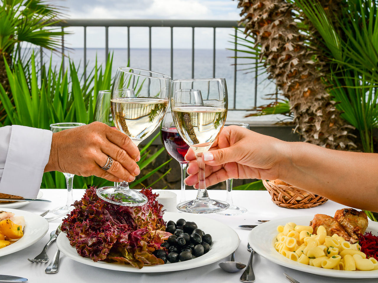 Le restaurant Arlequim, de l'hôtel 5 étoiles à Funchal, Madeira, a salade, olives, pâtes au poulet et vin