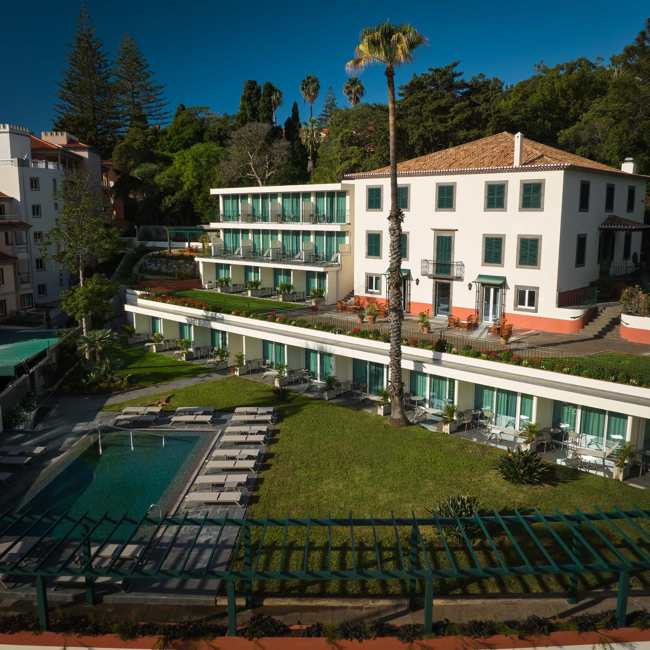 Vue de l'extérieur du Pestana Quinta Perestrello, un Hôtel de Charme à Madère, avec la piscine devant