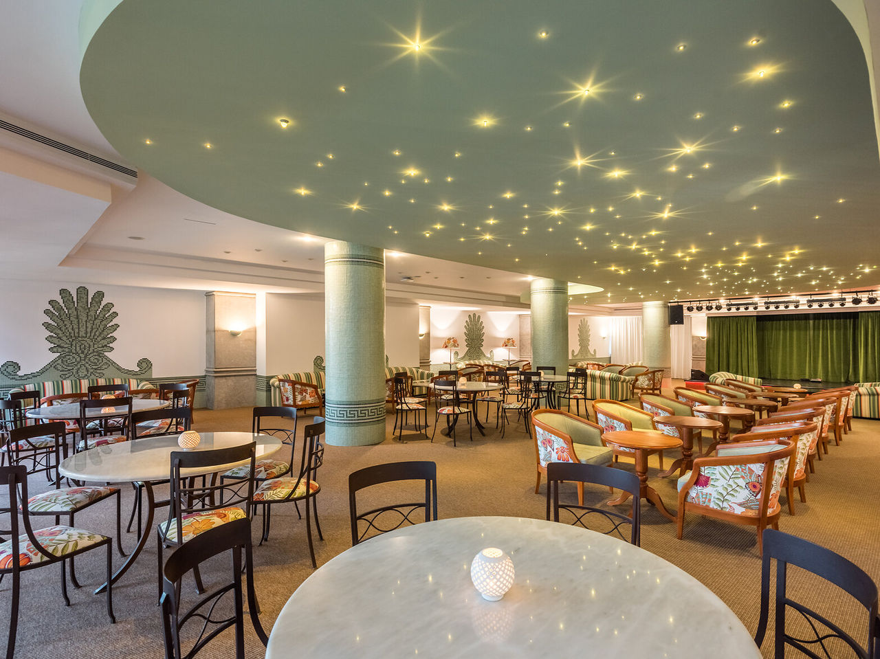 Le bar Primavera Bar & Lounge, de l'hôtel 5 étoiles à Funchal, a resto intérieur avec tables et chaises